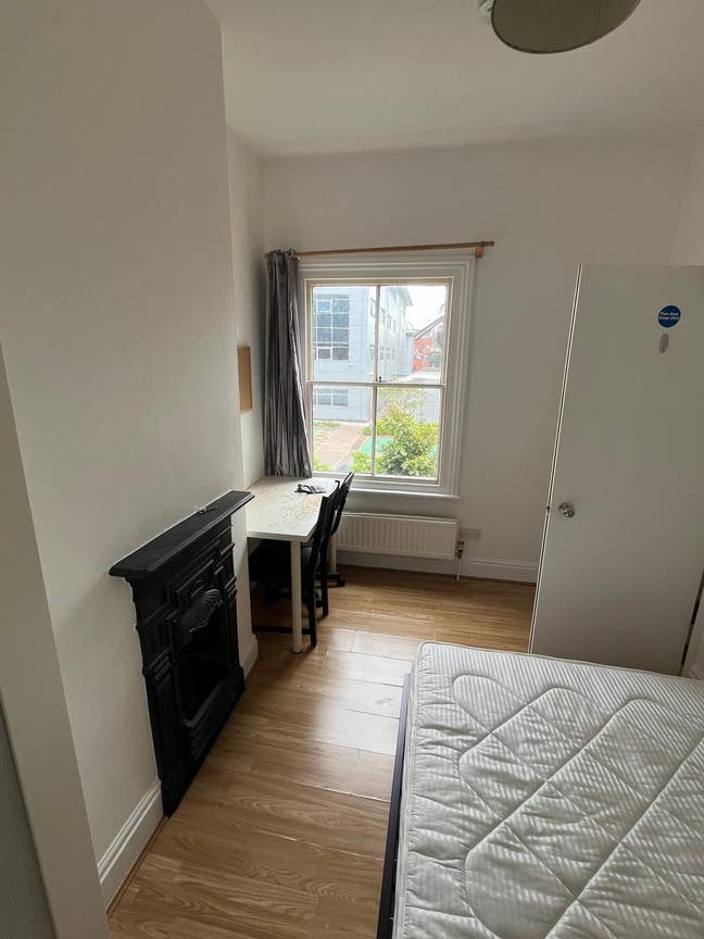 Worcester City Centre - Large bedroom Main Photo