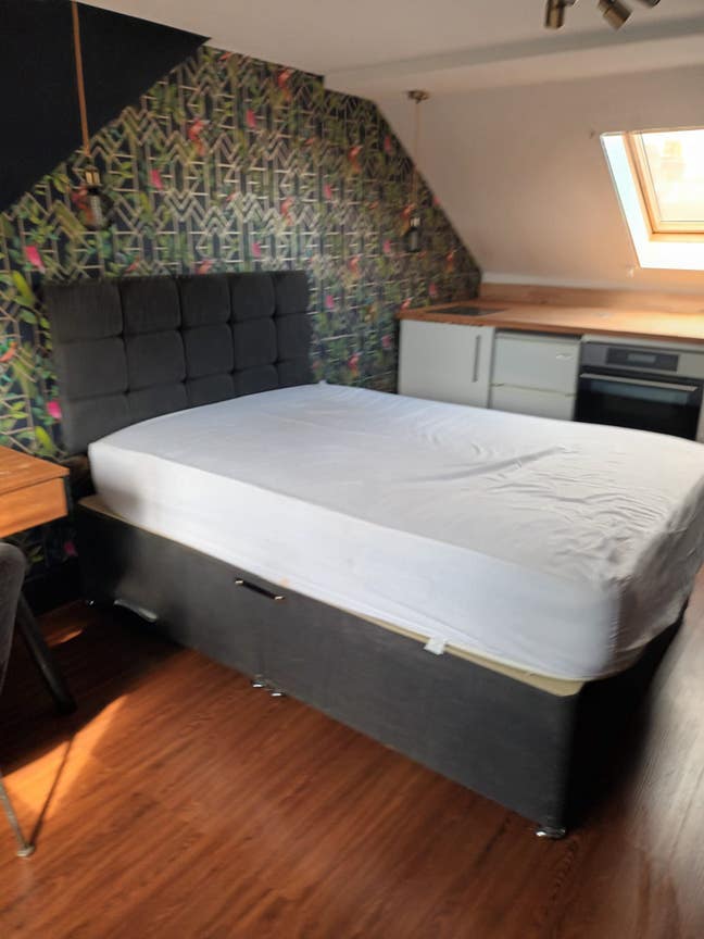 Modern Studio near Hospital - Bills included-CV2  Main Photo