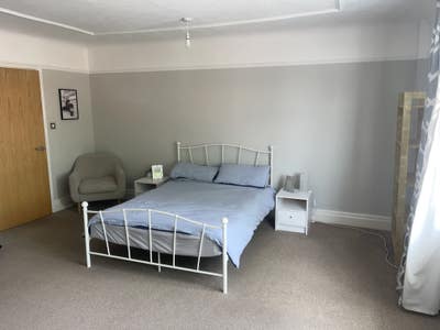 Large double room with lots of natural light  Main Photo