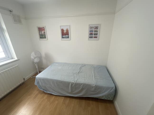 Furnished room for rent close to Morden Station Main Photo