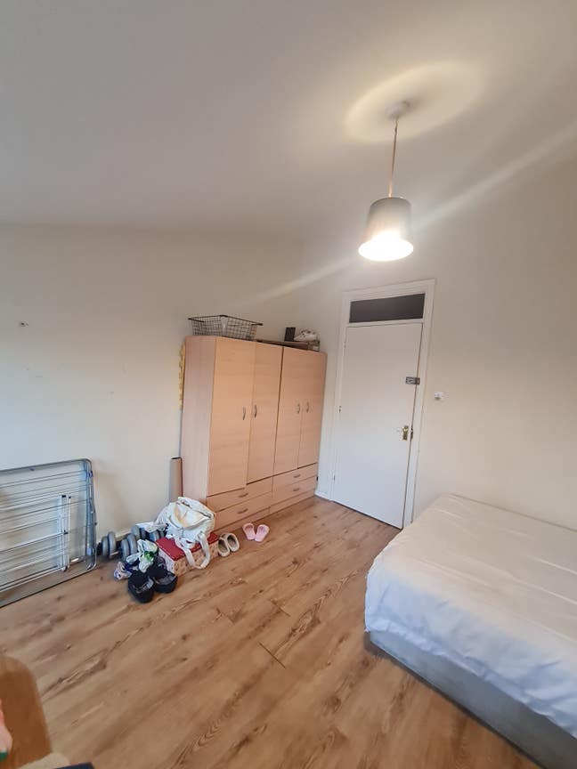Large Double Room-4 min walk to Wood Green Station Main Photo