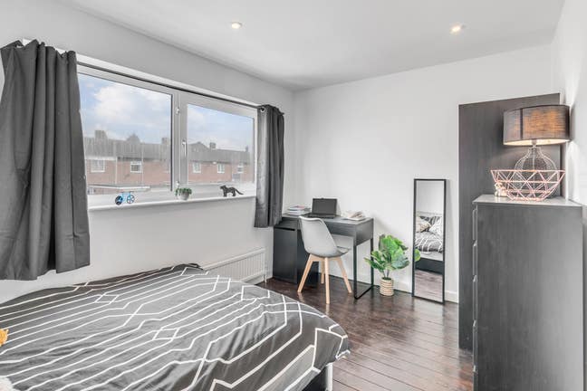 Large double room all bills and parking Main Photo