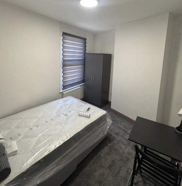 Ensuite Room Wifi, Workspace, Hospital + Station Main Photo