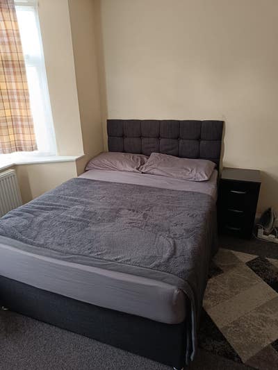 1 room to rent in a 3 bedroom house Main Photo