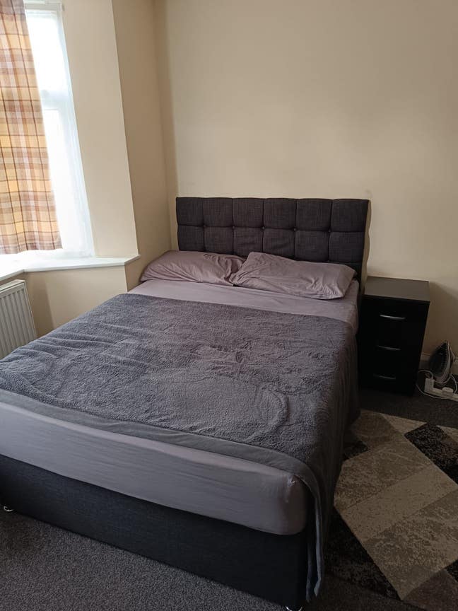 1 room to rent in a 3 bedroom house Main Photo