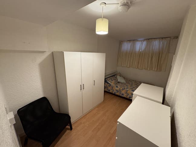 Room  W PRIVATE Bathroom- London Fields 16/09 Main Photo