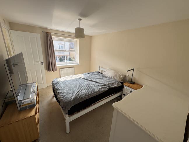 Bright large master bedroom in quiet detached home Main Photo