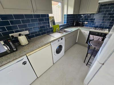 Freshly renovated HMO – 2 furnished rooms availabl Main Photo