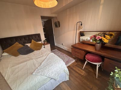 Lovely bright double room and bathroom available  Main Photo