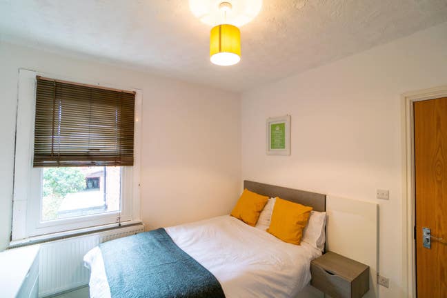 One Ensuite Double room close to Town Centre  Main Photo