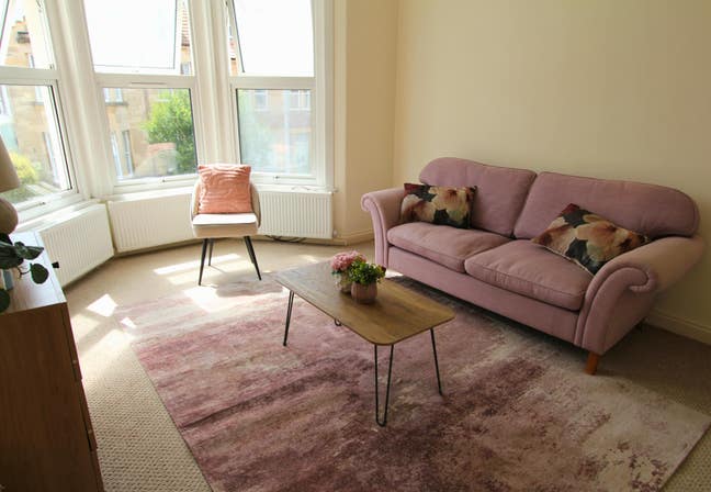 Spacious double bedroom - Great location! Main Photo