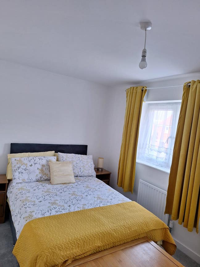 Double bedroom. Short let only Main Photo