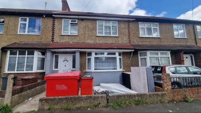 Studio Flat in Feltham TW149NR Main Photo