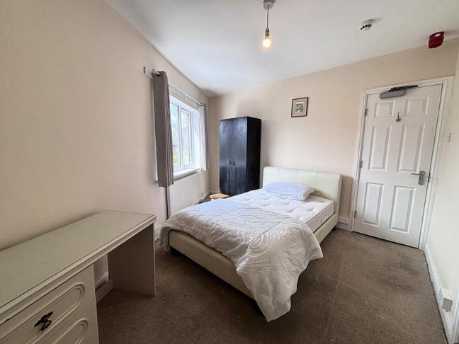 4 Bed House Share in LS13! Close to Train Station! Main Photo