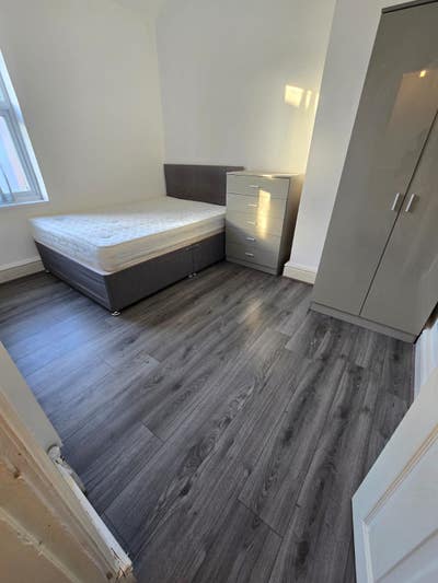 2 Double room Available house ASAP Move in L6 Main Photo