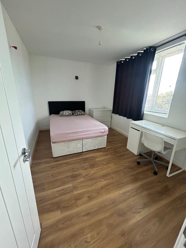 Rooms for rent all bills included  Main Photo