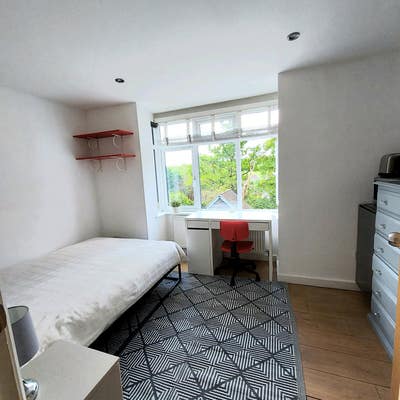Stunning, light airy ensuite double, nice view Main Photo