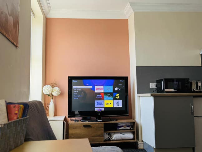 2 rooms available  in a 2 bedroom flat to rent L13 Main Photo