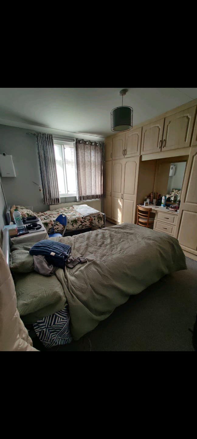 Looking for a female roommate Main Photo