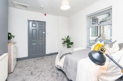 Quiet En Suite Room in Well-Managed House Main Photo