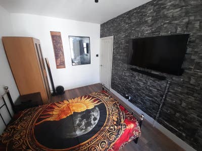 Great double room in newly decorated flat Main Photo