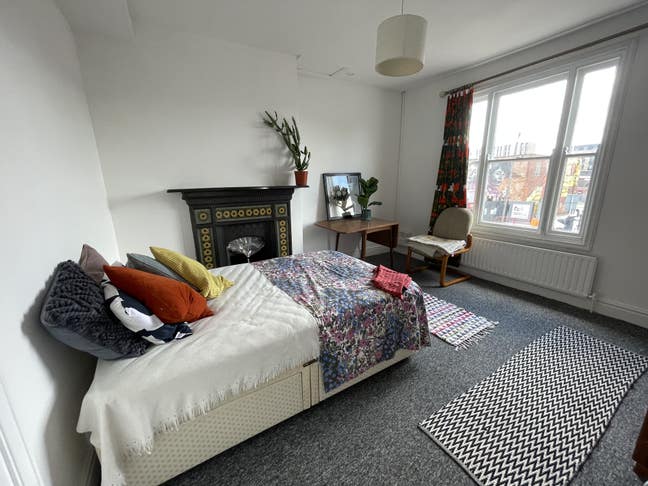 1 gorgeous room to let in a 4 bed flat  Main Photo