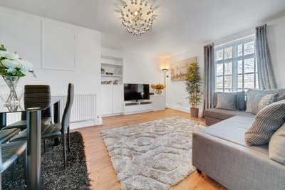  Modern 2-Bed Flat in East London Canning Town Main Photo