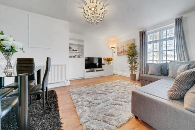  Modern 2-Bed Flat in East London Canning Town Main Photo