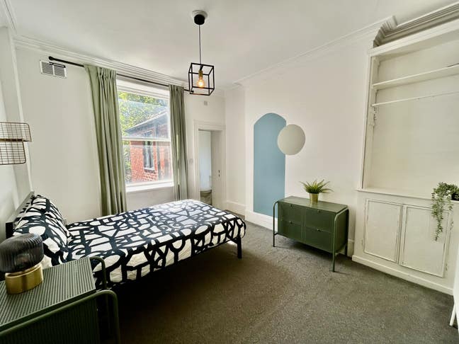 Modern Double Room with Ensuite Close to Hospital Main Photo