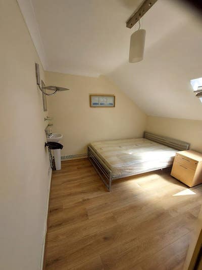 Room in central but quiet location Main Photo