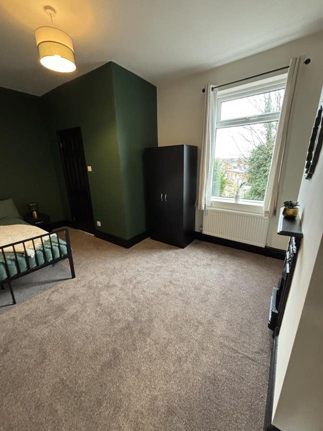 LARGE Brand New Private En-Suite Room - DN4 City Main Photo