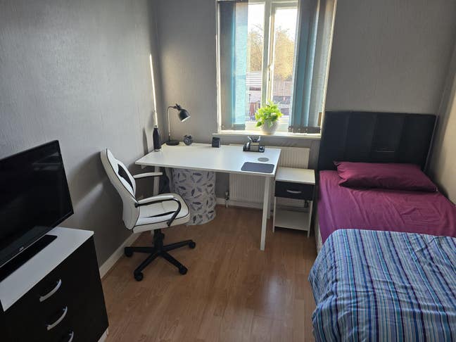 Furnished Single Room in Gorton (Abbey Hey- M18)   Main Photo