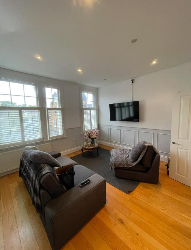 Big spacious light bedroom in central Balham  Main Photo