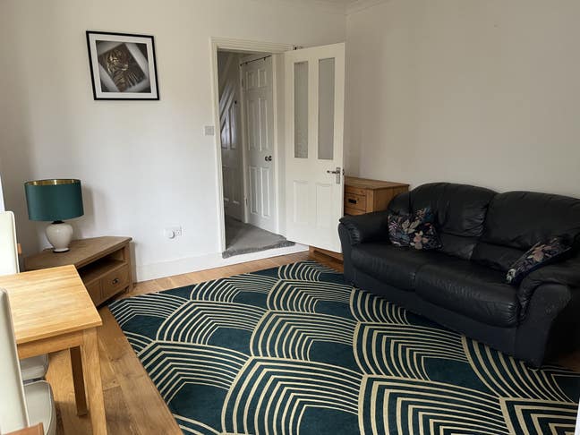 WINDSOR - Large 2 bed flat. Private garden & drive Main Photo