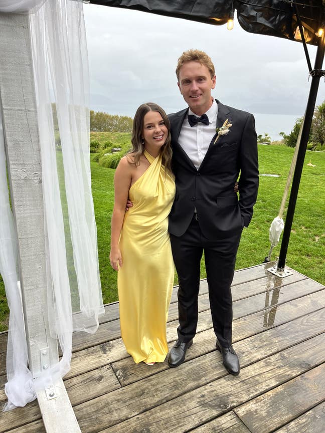 Couple looking for room Main Photo