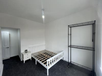 Close to NQ- large double bedroom &pound;545! Main Photo