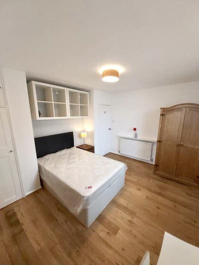 Large room to let near Morden Tube all inclusive Main Photo