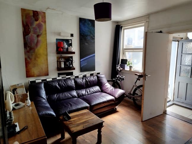 Large single ensuite bedroom  Main Photo