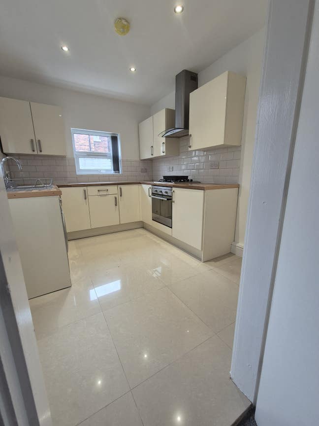  Bright & Spacious 4-Bed House Share – Old Swan Main Photo