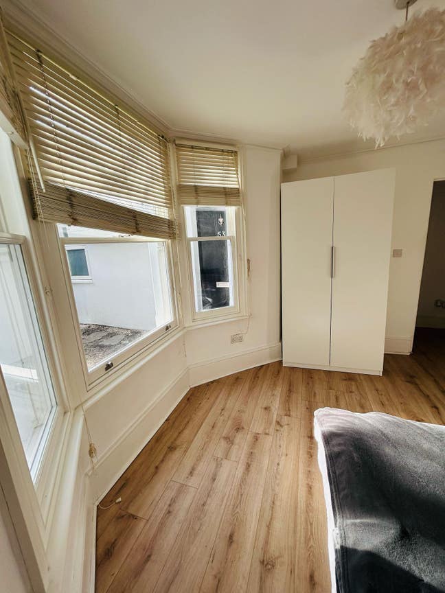 Double room in pet friendly house w bills included Main Photo