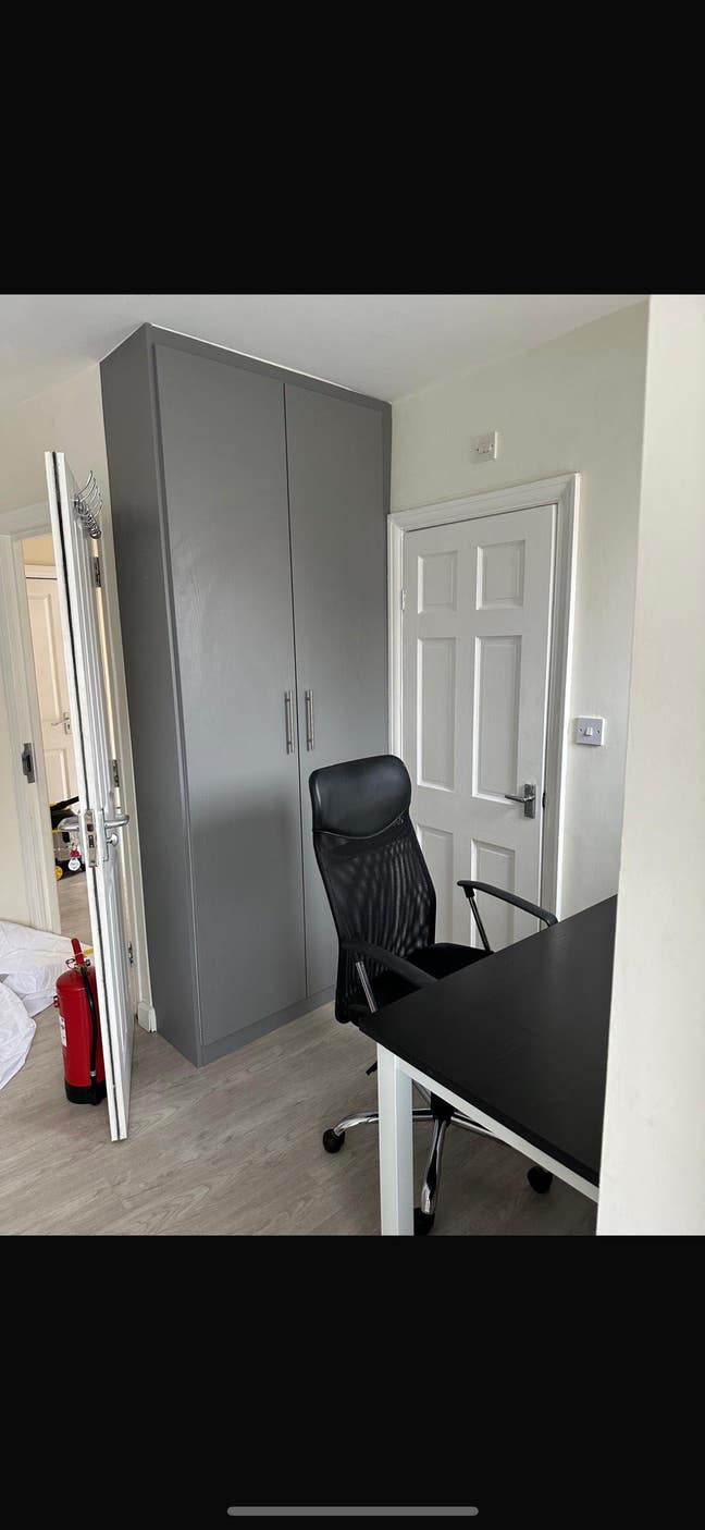 Large studio/bedsit Main Photo
