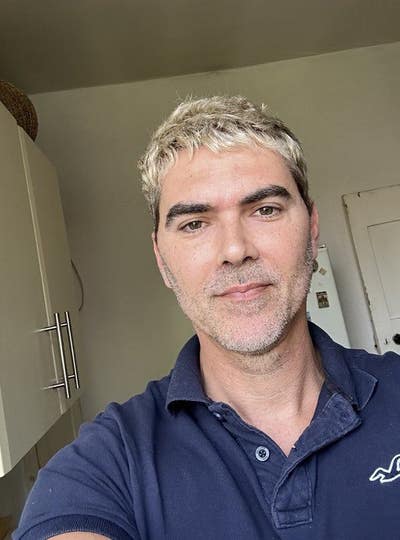 Friendly hairdresser in search for a room  Main Photo