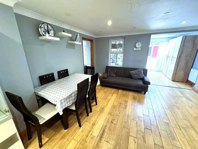 Sharing Double room,Single room available Main Photo