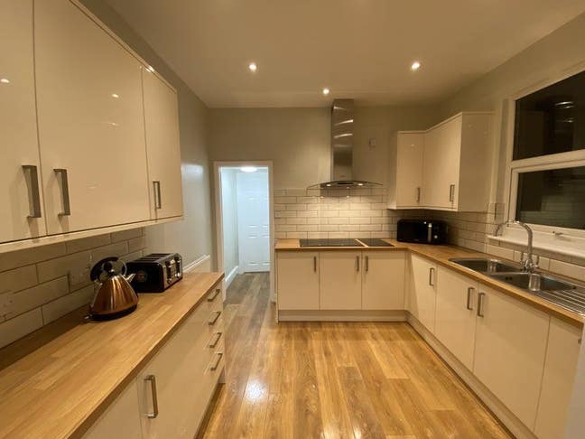 An Excellent sized double room room in Hastings Rd Main Photo