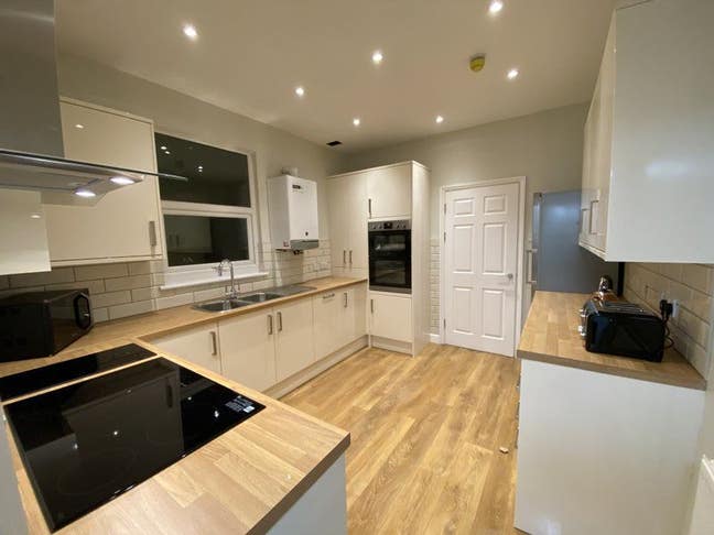An Excellent sized double room room in Hastings Rd Main Photo