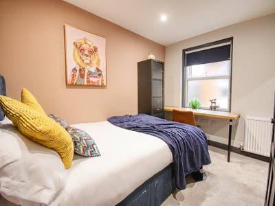 En-Suite Room, Bills Inc. — Town Centre Main Photo