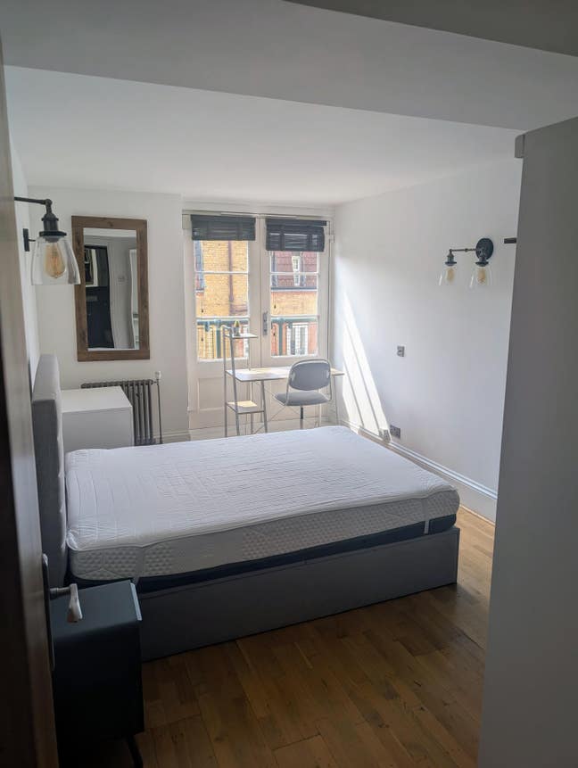 Double Room + Bathroom (Riverside Building) Main Photo
