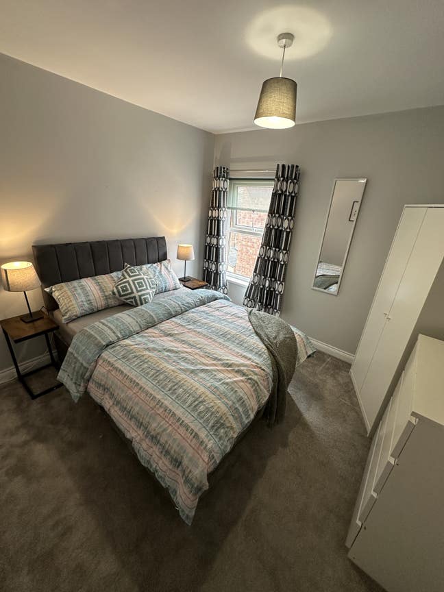 Newly Furnished Spacious Rooms Near Queens Uni Main Photo