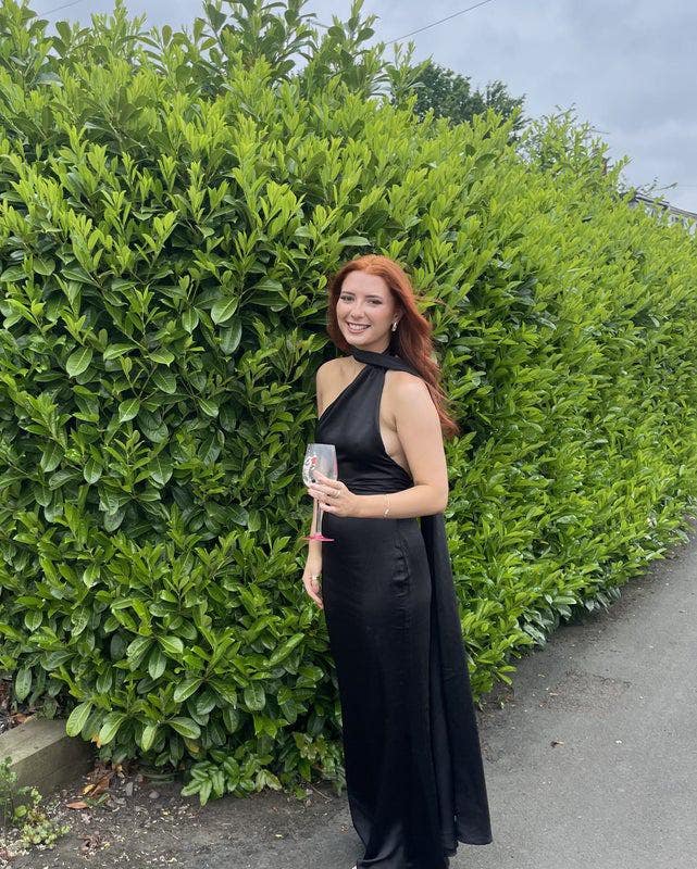 I am a professional female aged 23. I am look... Main Photo