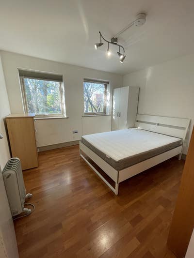 Modern Spacious Double Room in E14 Main Photo